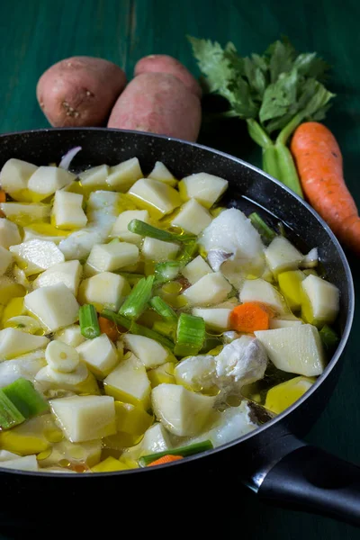 Bacalao Hervido Con Patatas Apio Zanahorias Primer Plano Sartén Listo — Foto de Stock