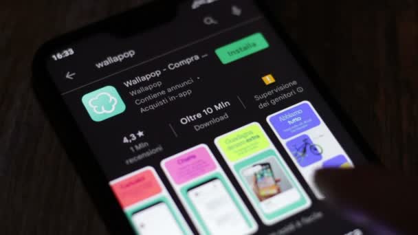 Uma Mulher Instala Aplicativo Wallapop Seu Smartphone Android Loja Google — Vídeo de Stock