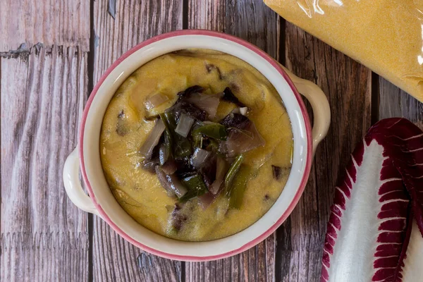 Hindiba soslu mısır ve organik pırasa. Vejetaryen tarifi.