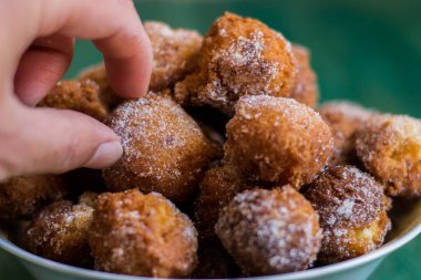 Yeşil arka planda limonlu pofuduk krepler..