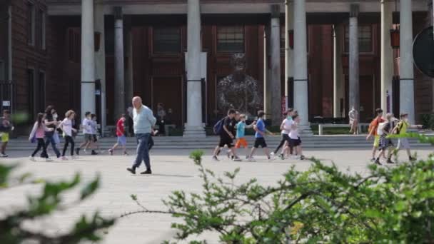 クレモナイタリア2022年6月1日バイオリン博物館 クレモナ学生のクラスがマルコーニ広場を訪問 — ストック動画