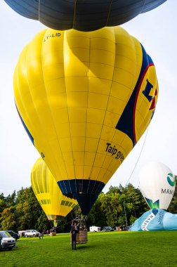 Vilnius, Litvanya - 14 Eylül 2021: Litvanya 'nın Vilnius kentindeki Vingis parkında havalanmaya hazırlanan renkli sıcak hava balonları grubu.