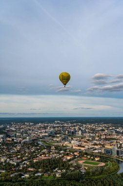 Vilnius, Litvanya - 14 Eylül 2021: Sarı sıcak hava balonu Vilnius, Litvanya üzerinde uçuyor.