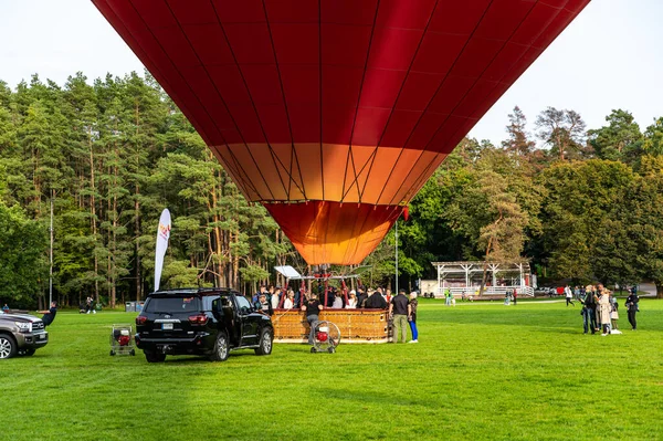 Vilnius Lituânia Setembro 2021 Balão Quente Vermelho Vibrante Cheio Passageiros — Fotografia de Stock