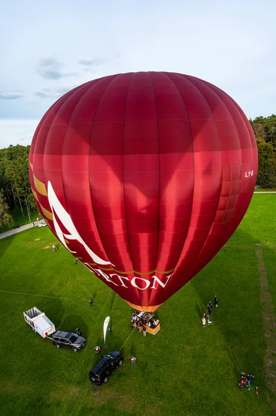 Vilnius Lituânia Setembro 2021 Balão Quente Vermelho Vibrante Cheio Passageiros — Fotografia de Stock