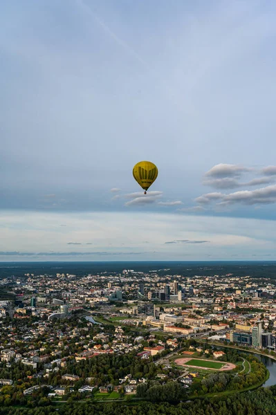 Vilnius Lituânia Setembro 2021 Balão Quente Amarelo Voa Acima Vilnius — Fotografia de Stock