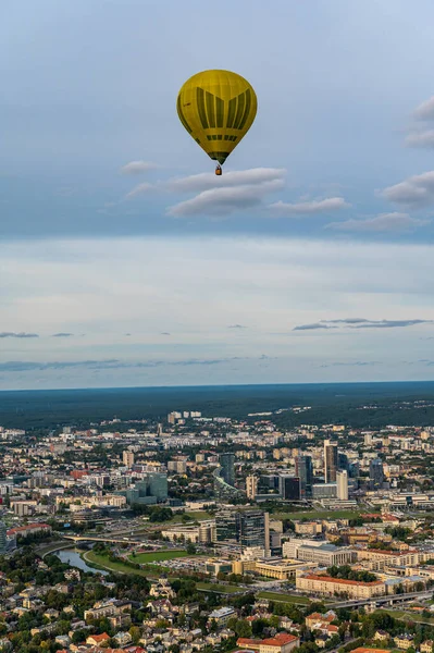 Vilnius Lituânia Setembro 2021 Balão Quente Amarelo Voa Acima Vilnius — Fotografia de Stock