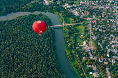 Vilnius, Litvanya - 14 Eylül 2021: Vilnius 'un başkenti Litvanya üzerinde uçan sıcak hava balonu. Zverynas bölgesi ve Vingis parkı Neris nehri ile çevrili..