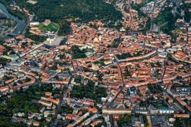 Litvanya 'nın başkenti Vilnius' un merkezindeki sıcak hava balonundan manzara. Gökyüzünden eski şehir manzarası