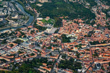 Litvanya 'nın başkenti Vilnius' un merkezindeki sıcak hava balonundan manzara. Gökyüzünden eski şehir manzarası