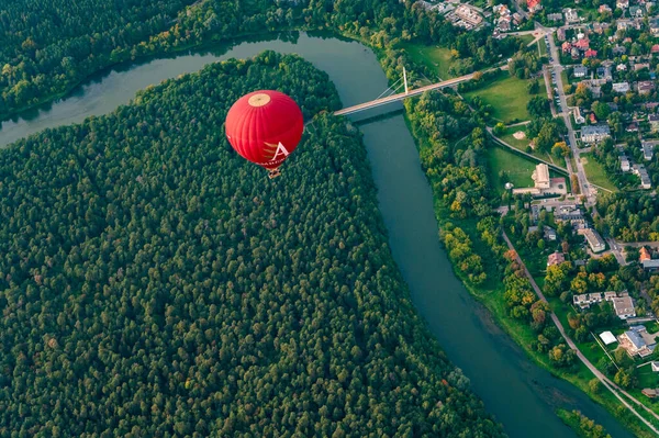 Vilnius Lituânia Setembro 2021 Balão Quente Vermelho Vibrante Voando Acima — Fotografia de Stock