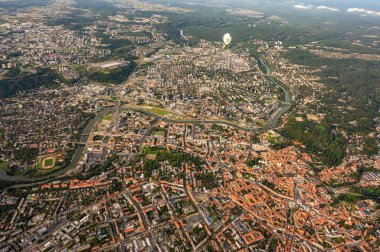 Vilnius, Litvanya - 14 Eylül 2021: Litvanya 'nın başkenti üzerinde uçan beyaz sıcak hava balonu. Gökyüzünden Vilnius şehir manzarası
