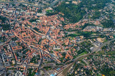 Litvanya 'nın başkenti Vilnius' un merkezindeki sıcak hava balonundan manzara. Gökyüzünden eski şehir manzarası