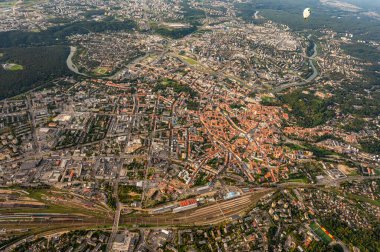 Vilnius, Litvanya - 14 Eylül 2021: Litvanya 'nın başkenti üzerinde uçan beyaz sıcak hava balonu. Gökyüzünden Vilnius şehir manzarası