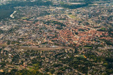 Litvanya 'nın başkenti Vilnius' un merkezindeki sıcak hava balonundan manzara. Gökyüzünden eski şehir manzarası