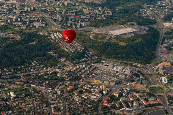 Vilnius Lituanie Septembre 2021 Une Montgolfière Rouge Vibrante Survole Vilnius — Photo
