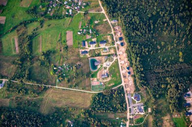 Gökyüzünden Vilnius Litvanya 'nın doğasıyla çevrili özel evler, mimari bölgeler görünüyor.