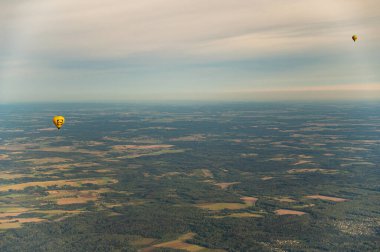 Vilnius, Litvanya - 14 Eylül 2021: Vibrant sıcak hava balonları Litvanya 'nın Vilnius çevresi üzerinde uçar. Vilnius ilçesi gökyüzü manzarası