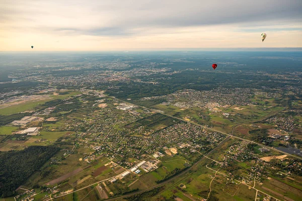 リトアニアのヴィリニュス 2021年9月14日 白と赤の熱気球がリトアニアのヴィリニュス首都上空を飛行する 空から見たヴィリニュスの街並み — ストック写真