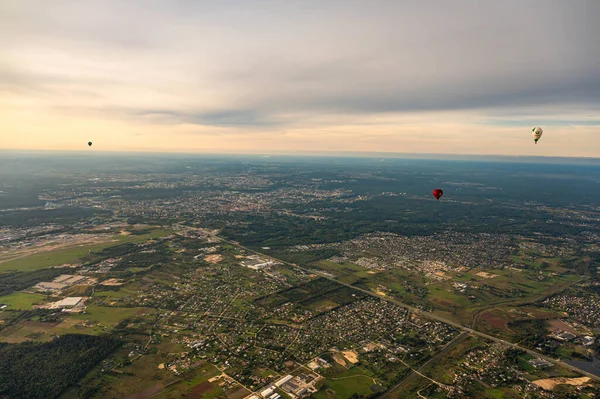 リトアニアのヴィリニュス 2021年9月14日 白と赤の熱気球がリトアニアのヴィリニュス首都上空を飛行する 空から見たヴィリニュスの街並み — ストック写真