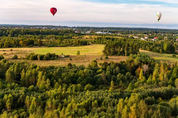 Vilnius Litouwen September 2021 Witte Rode Luchtballonnen Vliegen Boven Bos — Stockfoto