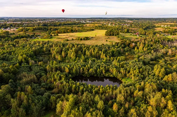 Vilnius Litouwen September 2021 Witte Rode Luchtballonnen Vliegen Boven Bos — Stockfoto