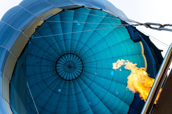 Żywy Potężny Płomień Wypełniający Niebieską Żarówkę Tekstylia Balonu Gorącym Powietrzem — Zdjęcie stockowe