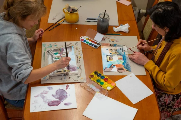 Prozess Der Werkstatt Für Kreative Kunst Zwei Junge Künstlerinnen Malen — Stockfoto