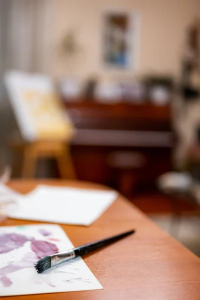 Brede Penseel Ligt Papier Houten Tafel Met Wazig Interieur — Stockfoto