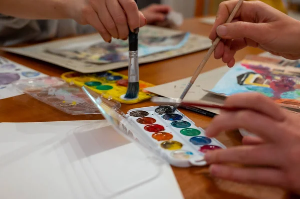 Fechar Processo Pintura Aquarela Vibrante Escova Mão Acima Pintura Colorido — Fotografia de Stock