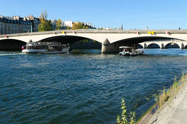 París Francia Octubre 2021 Vista Sobre Viejo Puente Barco Turístico — Foto de Stock