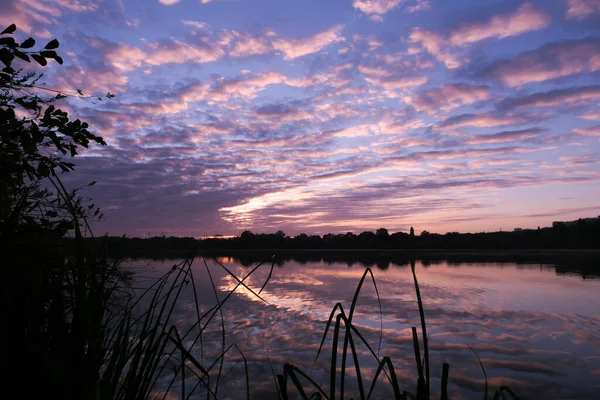 Schöne Symmetrie Eines Dramatischen Himmels Wasser Eines Sees Bei Sonnenuntergang — Stockfoto