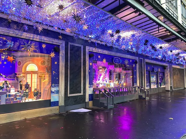 Paris Frankreich November 2021 Weihnachtsvitrine Des Berühmten Mode Und Luxusgeschäfts — Stockfoto