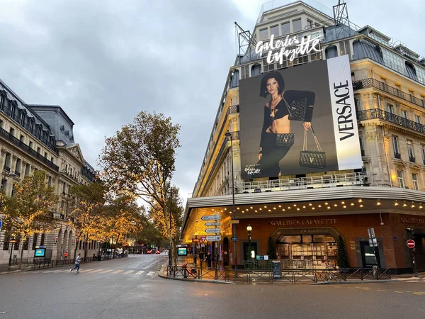Paris Fransa Kasım 2021 Yılı Moda Lüks Mağazanın Girişi Ünlü — Stok fotoğraf