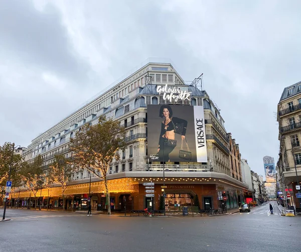 Paris Fransa Kasım 2021 Yılı Moda Lüks Mağazanın Girişi Ünlü — Stok fotoğraf