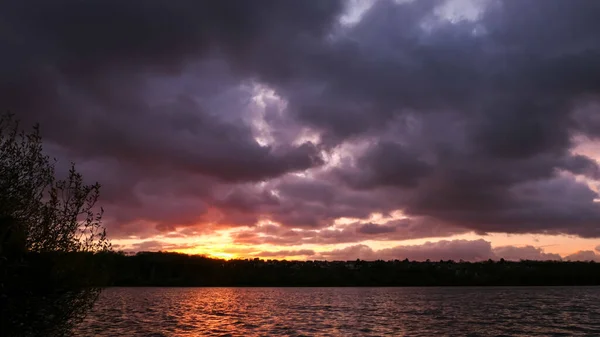 Céu Dramático Sobre Água Paisagem Tempestuosa Com Nuvens Escuras Vista — Fotografia de Stock