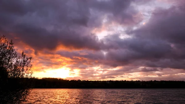 Dramatischer Himmel Über Dem Wasser Stürmische Landschaft Mit Dunklen Wolken — Stockfoto