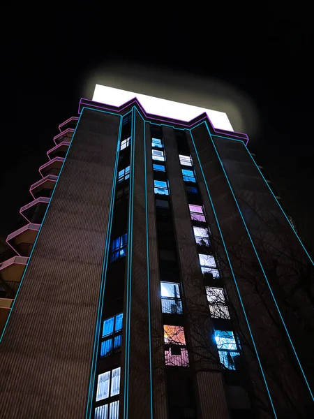 Vista Edificio Moderno Por Noche Con Luces Color Rosa Azul — Foto de Stock