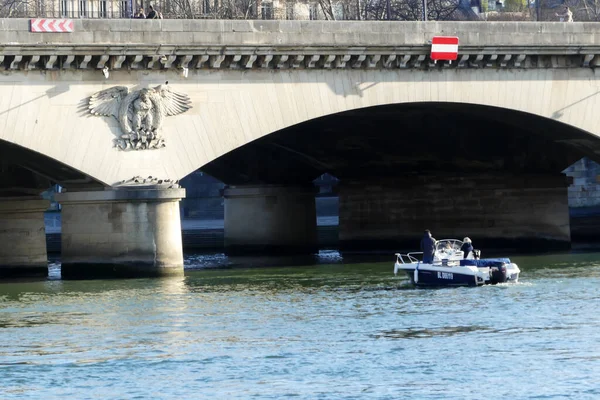 Paris Frankreich Januar 2022 Kleines Boot Das Unter Dem Bogen — Stockfoto