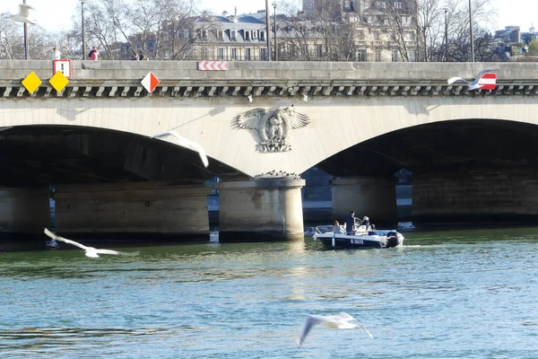 Paris Frankreich Januar 2022 Kleines Boot Das Unter Dem Bogen — Stockfoto