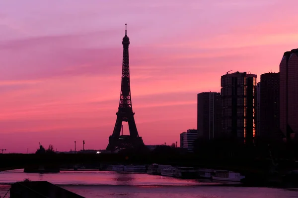 Parijs Frankrijk Februari 2022 Uitzicht Eiffeltoren Met Een Groep Moderne — Stockfoto