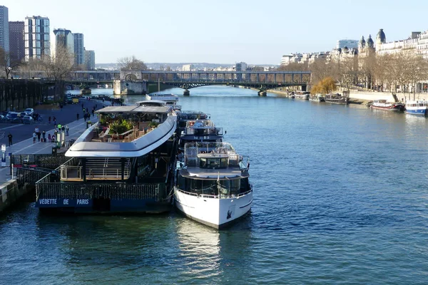 フランス 1月30日 2022年 セーヌ川沿いの首都を訪れる観光客のための公共交通機関 観光船 Vedettes Paris — ストック写真