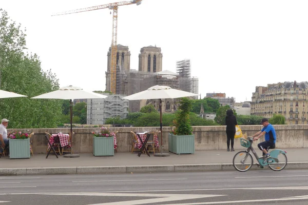 프랑스 2022 다리에 레스토랑 테이블이야 보이는 노트르담 대성당 — 스톡 사진