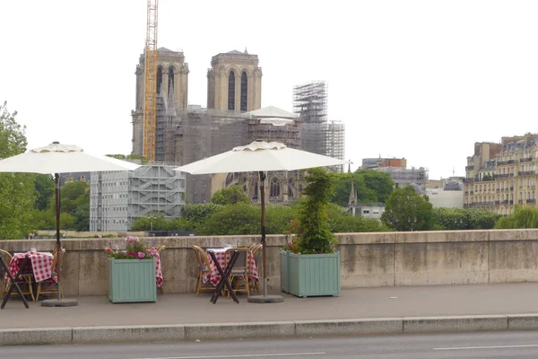 フランス 5月22日 2022年 セーヌ川の橋の上のレストランテーブル パリのノートルダム大聖堂を背景に — ストック写真