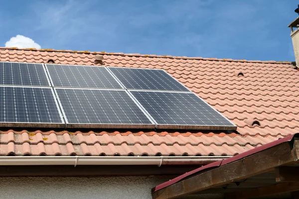Photovoltaic Panels Installed Roof House Solar Panels House — Fotografia de Stock
