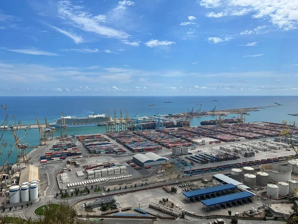 巴塞罗那 西班牙 八月二十一日2022年 码头上有渡轮和游轮的空中景观 海运集装箱的工业港口 — 图库照片