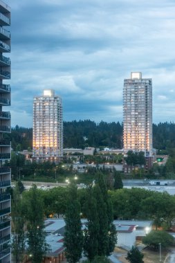 Akşam vakti yüksek binalar altın saat günbatımı