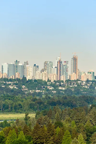 Metrotown utsikt över ljusa sommaren morgon i Vancouver — Stockfoto