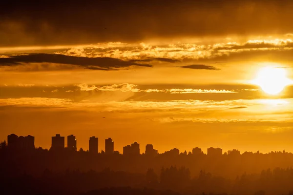 Cityscape no pôr do sol céu nublado fundo mais perto da noite — Fotografia de Stock