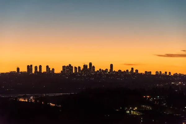 Stadsgezicht bij zonsondergang met heldere hemel achtergrond dichter bij de nacht — Stockfoto